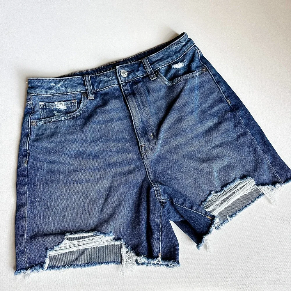 American Eagle High Rise Relaxed Mom Short Distressed Cutoff (size 8) - Picture 2 of 5